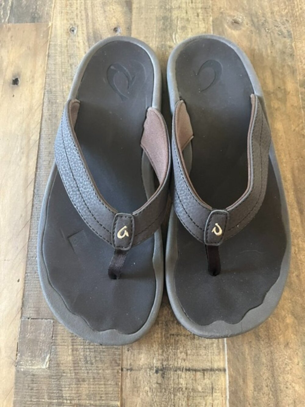 OluKai OHANA Flip Flops Beach Sandals in Dark Brown - Women's size 9